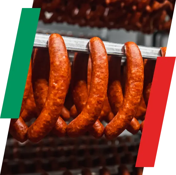 Salchichas colgadas en ahumadero