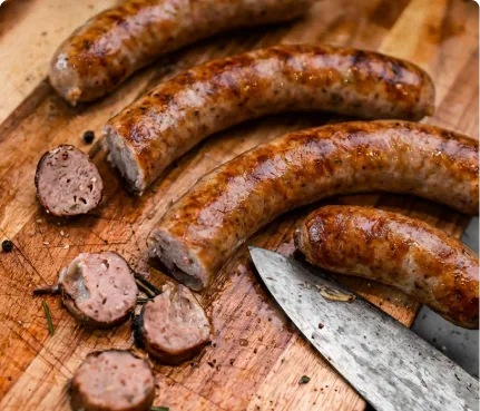 Salchichas italianas artesanales rebanadas sobre tabla de cortar